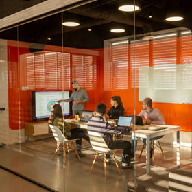 Kollegen treffen sich in einem Konferenzraum, um eine Grafik zu besprechen.