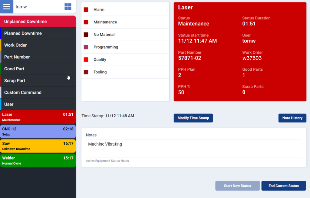 Ein Laptop und ein Monitor mit Minitab Connect-Dashboards und Datenintegrationstools.