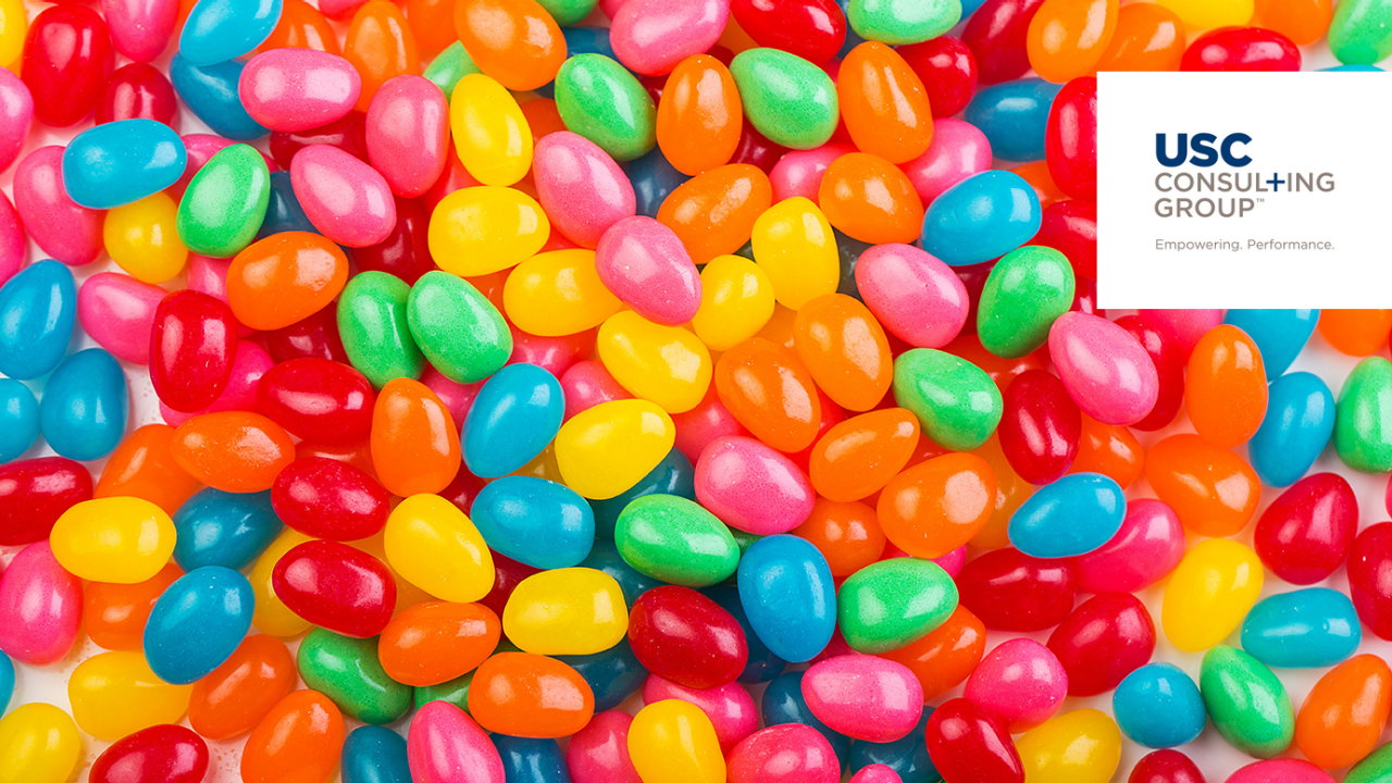 Pile de bonbons gélifiés colorés avec le logo USC Consulting Group dans le coin.