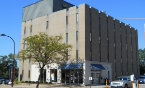 阿克伦儿童医院的一个项目团队使用 Minitab Statistical Software 分析数据，从而实现新实施的过程，缩短了向患者开具账单的时间并减少了缺陷。医院 Cedar-Pine 大楼，上面设有卓越运营中心以及家庭护理和 HBS。