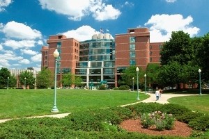 阿克伦儿童医院大楼前面。