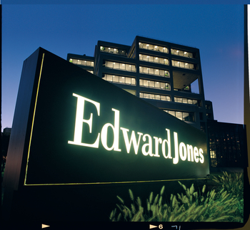 Edward Jones 在办公楼前的照明标志。